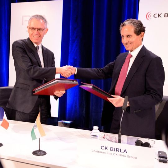 Carlos Tavares, Vorstandsvorsitzender von PSA (l.), und Chandra Kant Birla, Vorstandsvorsitzender der CK Birla Group, haben einen langfristigen Vertrag für eine gemeinsame Fahrzeugproduktion in Indien unterzeichnet. Carlos Tavares, Vorstandsvorsitzender von PSA (l.), und Chandra Kant Birla, Vorstandsvorsitzender der CK Birla Group, haben einen langfristigen Vertrag für eine gemeinsame Fahrzeugproduktion in Indien unterzeichnet.