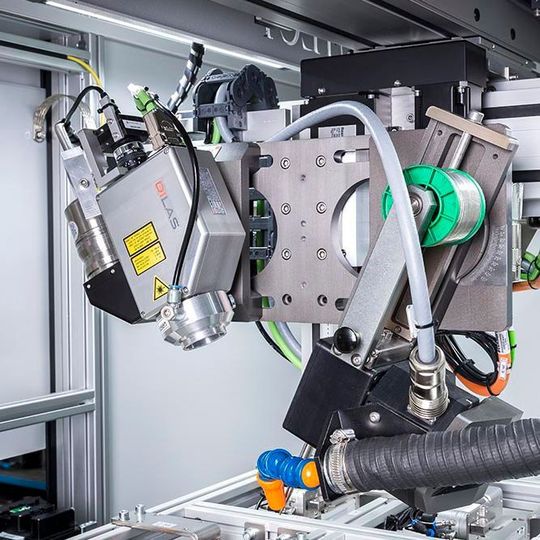 Der Einsatz des Laser-Air-Knifes in Kombination mit einer nahe am Lötprozess liegenden Absaugung reduziert die Servicezeiten. Der Einsatz des Laser-Air-Knifes in Kombination mit einer nahe am Lötprozess liegenden Absaugung reduziert die Servicezeiten.