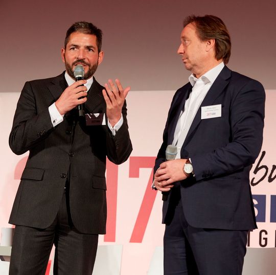 Karim El-Sayegh (Sovereign Speed, l.) bekommt den Sonderpreis Logistik aus den Händen von Werner Gliem (Logistik-Initiative Hamburg) überreicht. Karim El-Sayegh (Sovereign Speed, l.) bekommt den Sonderpreis Logistik aus den Händen von Werner Gliem (Logistik-Initiative Hamburg) überreicht.