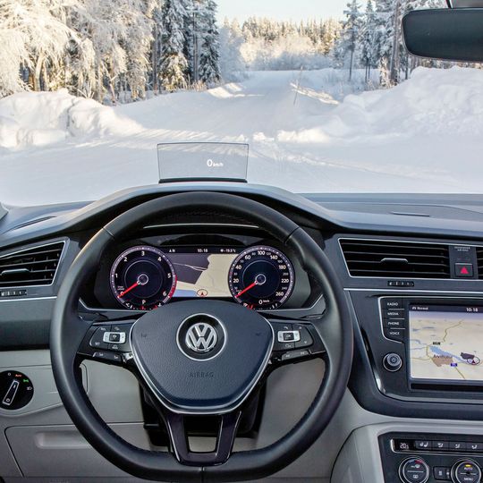 Eine elektrisch leitfähige Silberschicht in der Frontscheibe erleichert bei gefrorenen Scheiben das Abtauen. Im Sommer wirkt die Schicht als passives Hitzeschild. Eine elektrisch leitfähige Silberschicht in der Frontscheibe erleichert bei gefrorenen Scheiben das Abtauen. Im Sommer wirkt die Schicht als passives Hitzeschild.