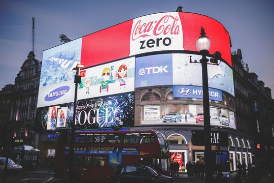 Man sieht sie überall und jeder weiß, dass Sie für Marken essentiell ist – die Werbung. Aber was bringt sie eigentlich für unsere Wirtschaft? Man sieht sie überall und jeder weiß, dass Sie für Marken essentiell ist – die Werbung. Aber was bringt sie eigentlich für unsere Wirtschaft?