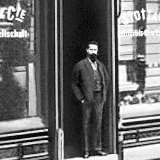 Hugo Stotz gründete in Mannheim seine Firma, die sich mit Installationsarbeiten für elektrische Beleuchtung beschäftigte. Ab 1896 hieß diese Firma „Stotz und Cie. Elektrizitätsgesellschaft mbH“. Hugo Stotz gründete in Mannheim seine Firma, die sich mit Installationsarbeiten für elektrische Beleuchtung beschäftigte. Ab 1896 hieß diese Firma „Stotz und Cie. Elektrizitätsgesellschaft mbH“.