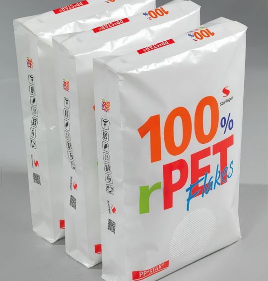 Die PP*STAR-Säcke aus rPET-Flakes sind nicht nur ein Blickfang im Regal sondern können, wie der Hersteller Starlinger betont , auch in einem geschlossenen Produktionskreislauf hergestellt werden. Die PP*STAR-Säcke aus rPET-Flakes sind nicht nur ein Blickfang im Regal sondern können, wie der Hersteller Starlinger betont , auch in einem geschlossenen Produktionskreislauf hergestellt werden.