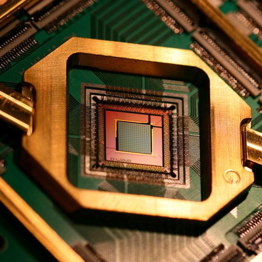 Wissenschaftler der TU Darmstadt forschen an Verschlüsselungs-Strategien für das Post-Quantum-Zeitalter. Im Bild ein 2000 qubit Quanten-Prozessor der US-Firma D-Wave. Wissenschaftler der TU Darmstadt forschen an Verschlüsselungs-Strategien für das Post-Quantum-Zeitalter. Im Bild ein 2000 qubit Quanten-Prozessor der US-Firma D-Wave.