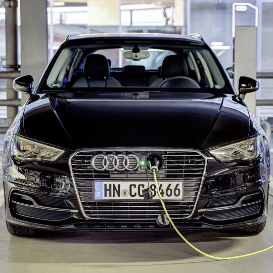 Der ADAC sieht in Plug-in-Hybriden eine kostengünstigere Alternative als in reinen E-Autos oder Verbrennern.