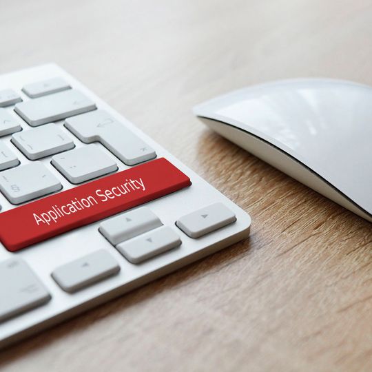 Applikationssicherheit sollte schon zu Beginn des Entwicklungszyklus berücksichtigt werden. Applikationssicherheit sollte schon zu Beginn des Entwicklungszyklus berücksichtigt werden.