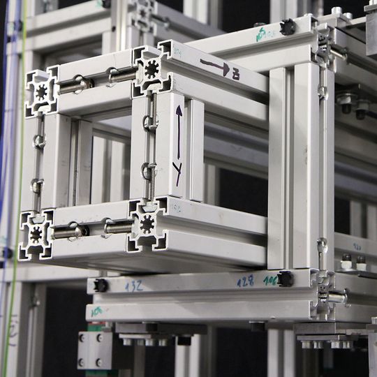 Bild 1: Prototyp einer seriellen Leichtbau-Werkzeugmaschinenstruktur am ISW. Bild 1: Prototyp einer seriellen Leichtbau-Werkzeugmaschinenstruktur am ISW.