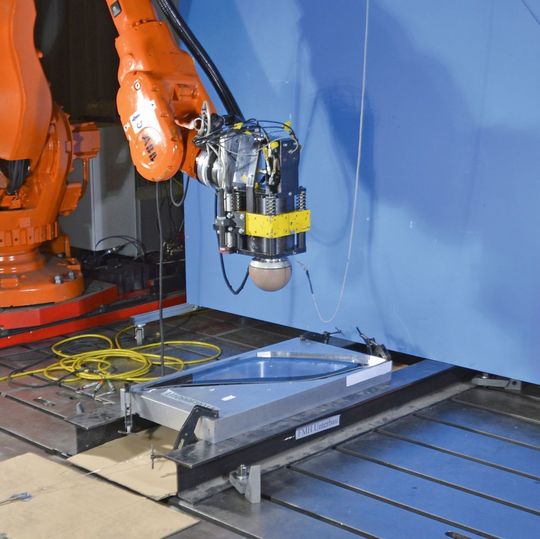 Das ist der Testaufbau, der vom Institut für Mechanik und Materialforschung (IMM) der Technischen Hochschule Hessen konzipiert wurde. Unter dem Impaktor am Roboter ist die Plexiglasscheibe aus dem neuen Evonik-Polymer platziert. Das ist der Testaufbau, der vom Institut für Mechanik und Materialforschung (IMM) der Technischen Hochschule Hessen konzipiert wurde. Unter dem Impaktor am Roboter ist die Plexiglasscheibe aus dem neuen Evonik-Polymer platziert.