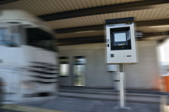 Ein Lkw bei der Einfahrt auf das Betriebsgelände vor einem Selbstbedienterminal (SBT). Ein Lkw bei der Einfahrt auf das Betriebsgelände vor einem Selbstbedienterminal (SBT).