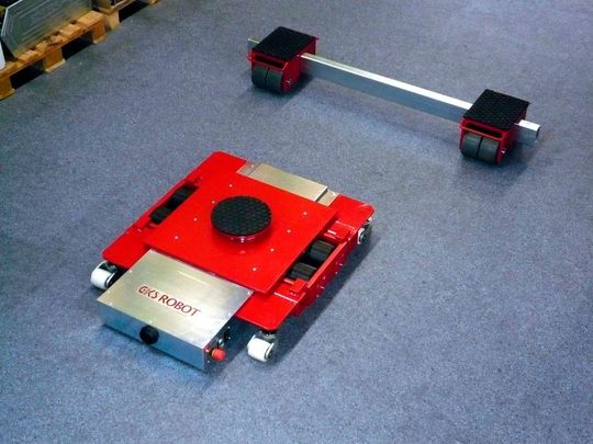 Der „Robot-10“ ist für Schwerlasten bis zu 10 t ausgelegt. Seine Antriebsenergie kommt von einem 24-V-Lithium-Polymer-Akku. Der „Robot-10“ ist für Schwerlasten bis zu 10 t ausgelegt. Seine Antriebsenergie kommt von einem 24-V-Lithium-Polymer-Akku.