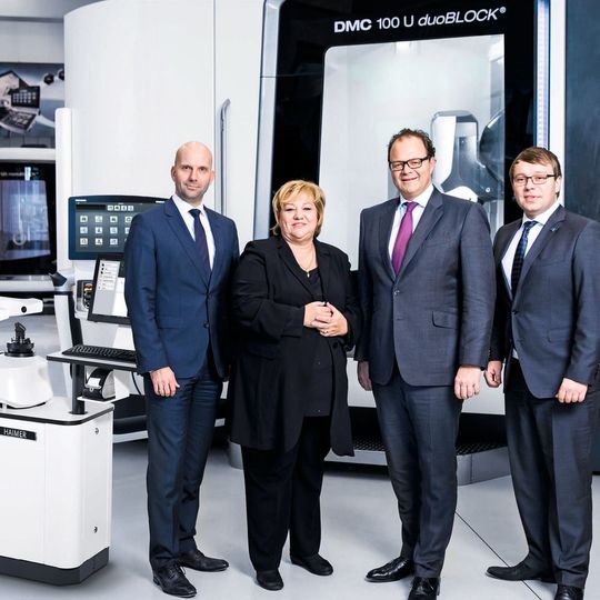 Freuen sich über Microset-Deal und Kooperationsvertrag: (v.l.) Dr. Maurice Eschweiler, Mitglied des Vorstands DMG Mori AG, Claudia Haimer, Geschäftsführende Gesellschafterin Haimer GmbH, Christian Thönes, Vorstandsvorsitzender DMG Mori AG und Andreas Haimer, Geschäftsführer Haimer GmbH. Freuen sich über Microset-Deal und Kooperationsvertrag: (v.l.) Dr. Maurice Eschweiler, Mitglied des Vorstands DMG Mori AG, Claudia Haimer, Geschäftsführende Gesellschafterin Haimer GmbH, Christian Thönes, Vorstandsvorsitzender DMG Mori AG und Andreas Haimer, Geschäftsführer Haimer GmbH.