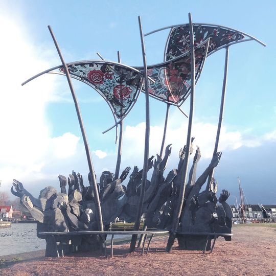 Seit Anfang 2016, zum 100. Jahrestag der Flut, gibt es an der Küste von Marken ein Denkmal, dass an die Ereignisse von 1916 erinnern soll. „The Wave“ ist ein Schaffenswerk der Künstlerin Linda Verkaaik aus Nijkerk. Seit Anfang 2016, zum 100. Jahrestag der Flut, gibt es an der Küste von Marken ein Denkmal, dass an die Ereignisse von 1916 erinnern soll. „The Wave“ ist ein Schaffenswerk der Künstlerin Linda Verkaaik aus Nijkerk.