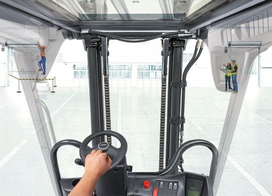 Mehr Sicht bedeutet höhere Sicherheit im Einsatz. Durch den Wegfall der A-Säule werden beim neuen Linde Roadster Bereiche sichtbar, die sonst hinter Stahlprofilen versteckt bleiben. Mehr Sicht bedeutet höhere Sicherheit im Einsatz. Durch den Wegfall der A-Säule werden beim neuen Linde Roadster Bereiche sichtbar, die sonst hinter Stahlprofilen versteckt bleiben.