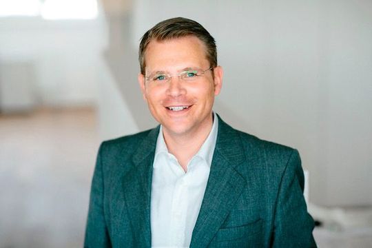 Dr. Matthias Hüsgen ist Managing Partner von Blackeight. Als Brand Sparring Partner berät der promovierte Organisationspsychologe seit über einem Jahrzehnt national und international Konzerne und KMU (B2B/B2C) in strategischen und operativen Herausforderungen der Markenführung. Dr. Matthias Hüsgen ist Managing Partner von Blackeight. Als Brand Sparring Partner berät der promovierte Organisationspsychologe seit über einem Jahrzehnt national und international Konzerne und KMU (B2B/B2C) in strategischen und operativen Herausforderungen der Markenführung.