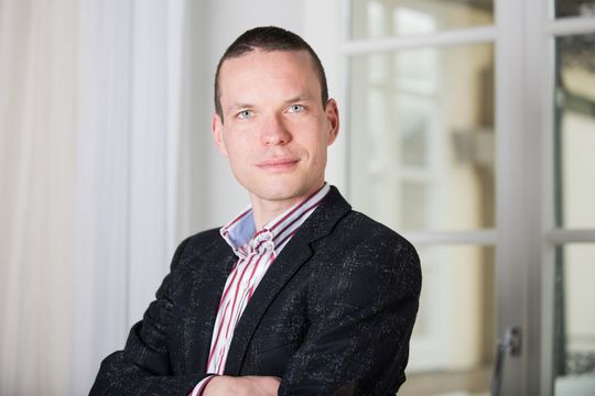 Marko Hamel ist Gründer und Geschäftsführer von Visual Selling. In Coachings und Strategie-Workshops vermittelt er Verkäufern, live passende Bilder zu entwickeln, um komplexe Produkte und Dienstleistungen einfach darzustellen und so eine emotionale Sales Story aufzubauen. Marko Hamel ist Gründer und Geschäftsführer von Visual Selling. In Coachings und Strategie-Workshops vermittelt er Verkäufern, live passende Bilder zu entwickeln, um komplexe Produkte und Dienstleistungen einfach darzustellen und so eine emotionale Sales Story aufzubauen.