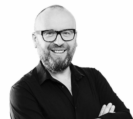 Ulli Eiden ist Partner und Mitglied der Geschäftsleitung bei der B2B Werbeagentur zuk. Der Diplom-Kaufmann startete seine Laufbahn als Texter und Konzeptioner, verantwortete als CD Text viele B2B Kampagnen und ist heute Head of Strategy. Außerdem engagiert er sich beim B2B Forum des GWAs und wurde 2016 in die Jury des GWA Profi-Award berufen. Ulli Eiden ist Partner und Mitglied der Geschäftsleitung bei der B2B Werbeagentur zuk. Der Diplom-Kaufmann startete seine Laufbahn als Texter und Konzeptioner, verantwortete als CD Text viele B2B Kampagnen und ist heute Head of Strategy. Außerdem engagiert er sich beim B2B Forum des GWAs und wurde 2016 in die Jury des GWA Profi-Award berufen.