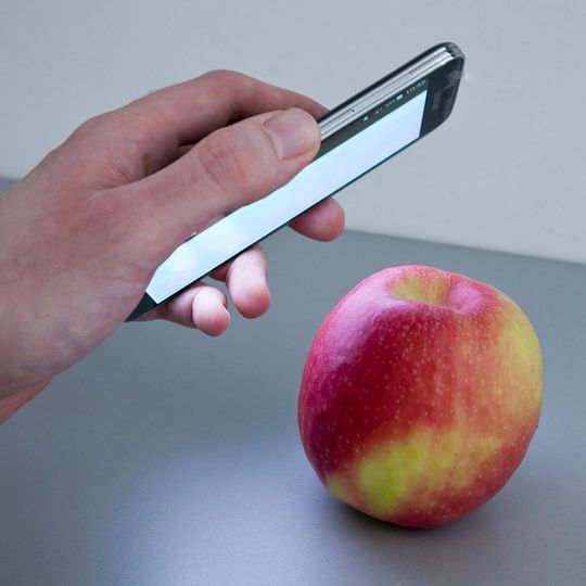Per Smartphone-App den Apfel auf Pestizid-Rückstände untersuchen – das soll bald möglich werden. Per Smartphone-App den Apfel auf Pestizid-Rückstände untersuchen – das soll bald möglich werden.