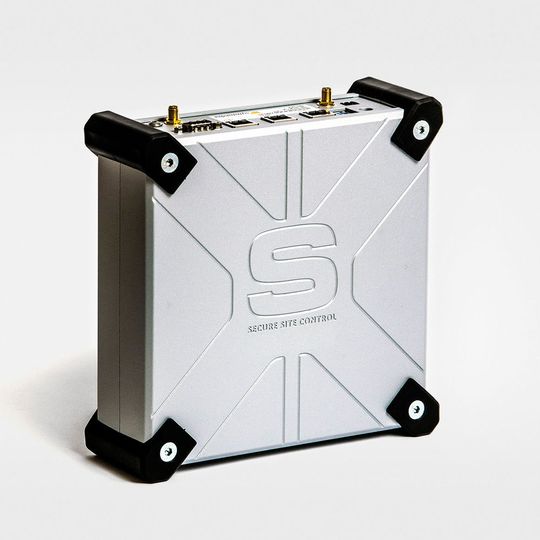 Robuste Box für die Datensicherheit: Die neue Hardware Symmedia SP/1 Plug & Work Box Industrial speichert große Mengen an Maschinendaten sicher ab und schützt sich mit einer Firewall vor Fremdzugriff.