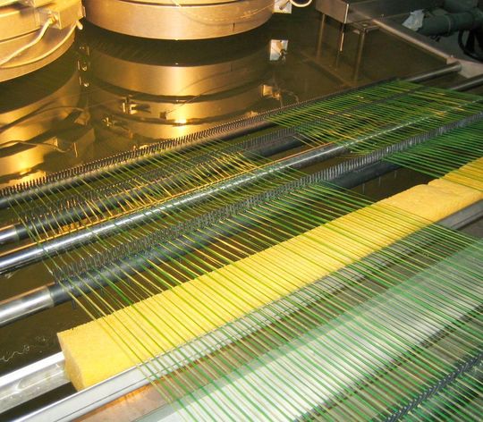 Die Mutter Reifenhäuser Maschinenfabrik verkauft mit Wirkung zum 1. Februar 2017 die Reimotec-Töchter an das Coburger Unternehmen Dietze+Schell, wie heute bekannt gegeben wurde. Zuletzt berichtet wurde etwa über Reimotec Maschinen- und Anlagenbau, wegen seines Erfolgs bei der Herstellung von Kunstrasen-Fertigungsanlagen (Bild). Man hat sich aber auch durch Aktivitäten in Sachen Monofilament- und Verpackungsbandmaschinen einen Namen gemacht, wie es weiter heißt. Die Mutter Reifenhäuser Maschinenfabrik verkauft mit Wirkung zum 1. Februar 2017 die Reimotec-Töchter an das Coburger Unternehmen Dietze+Schell, wie heute bekannt gegeben wurde. Zuletzt berichtet wurde etwa über Reimotec Maschinen- und Anlagenbau, wegen seines Erfolgs bei der Herstellung von Kunstrasen-Fertigungsanlagen (Bild). Man hat sich aber auch durch Aktivitäten in Sachen Monofilament- und Verpackungsbandmaschinen einen Namen gemacht, wie es weiter heißt.