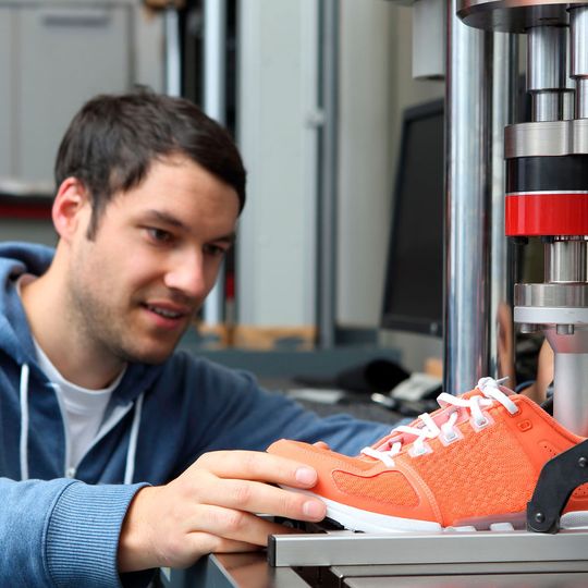 Messung der Stoßdämpfungseigenschaften von Laufschuhen. Messung der Stoßdämpfungseigenschaften von Laufschuhen.