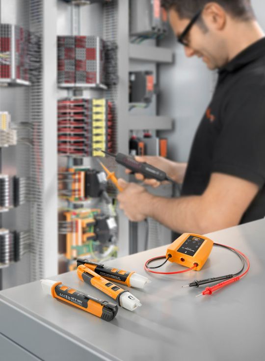 Die neuen Prüfgeräte von Weidmüller mit ihren verschiedensten Funktionen ermöglichen eine effiziente und sichere Prüfung der Anlage. Sie unterstützen den Anwender bei der Elektroinstallation. Die neuen Prüfgeräte von Weidmüller mit ihren verschiedensten Funktionen ermöglichen eine effiziente und sichere Prüfung der Anlage. Sie unterstützen den Anwender bei der Elektroinstallation.