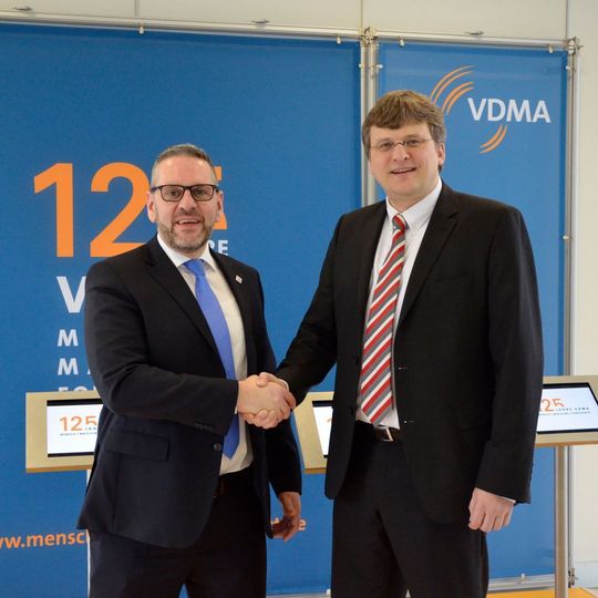 Stefan Hoppe, OPC Foundation Global Vice President (r.) und Patrick Schwarzkopf, Geschäftsführer VDMA Robotik + Automation, bei der Unterzeichnung des Memorandum of Understanding. Stefan Hoppe, OPC Foundation Global Vice President (r.) und Patrick Schwarzkopf, Geschäftsführer VDMA Robotik + Automation, bei der Unterzeichnung des Memorandum of Understanding.