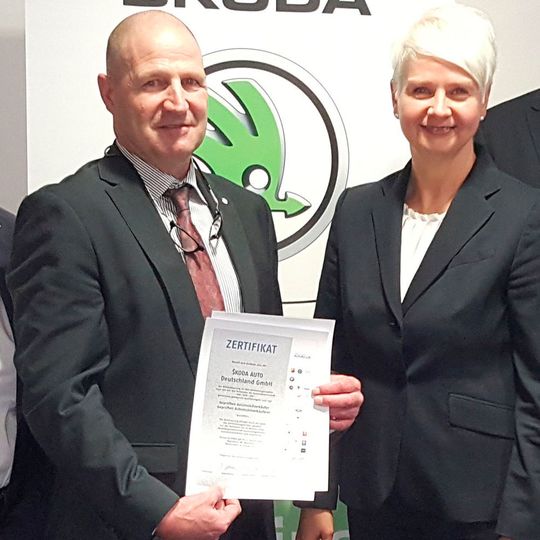 Jürgen Adams, Leiter Monitoring & Training bei Skoda, nahm das Zertifikat von ZDK-Geschäftsführerin Birgit Behrens entgegen.
