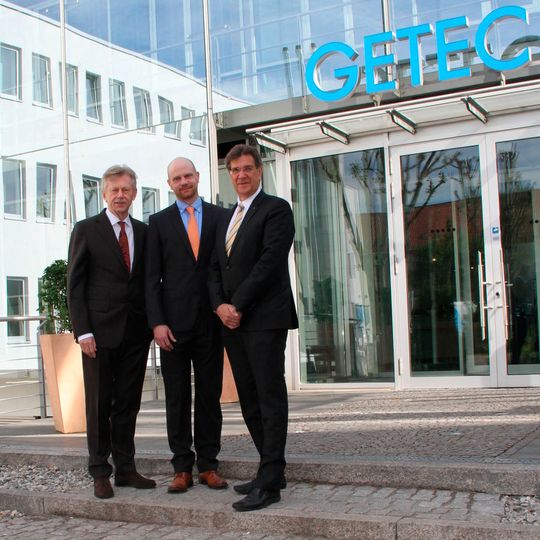 Die Getec-Verantwortlichen freuen sich mit Emmtec Services eine neue 100 %ige Tochtergesellschaft von Getec Heat & Power erworben zu haben. Die Getec-Verantwortlichen freuen sich mit Emmtec Services eine neue 100 %ige Tochtergesellschaft von Getec Heat & Power erworben zu haben.