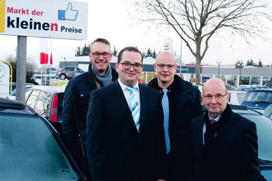 Haben die Qualitätsansprüche an sich selbst und ihre Gebrauchtwagenkonzept hoch gesteckt: (v. li.) Stefan Krohn, Regionalvertriebsleiter Car-Garantie, Carsten Blockhus, Distriktleiter Car-Garantie, Dominik Matern, Controller Autohaus Hermann, und Wolfgang Hermann, Geschäftsführer der Hermann-Gruppe. Haben die Qualitätsansprüche an sich selbst und ihre Gebrauchtwagenkonzept hoch gesteckt: (v. li.) Stefan Krohn, Regionalvertriebsleiter Car-Garantie, Carsten Blockhus, Distriktleiter Car-Garantie, Dominik Matern, Controller Autohaus Hermann, und Wolfgang Hermann, Geschäftsführer der Hermann-Gruppe.