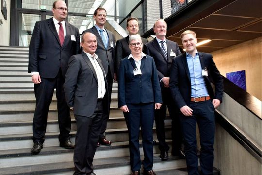 Der IUNO-Beirat (v.l.n.r.): hinten: Marc Fliehe (Bitkom e.V.), Gunther Koschnick (ZVEI e.V.), Dr. Michael Schmitt (SAP SE), Dr. Harald Schöning (Software AG); vorne: Reiner Glatz (VDMA e.V.), Prof. Birgit Awiszus, (TU Chemnitz), Volker Presse (Deutsche Telekom AG). Der IUNO-Beirat (v.l.n.r.): hinten: Marc Fliehe (Bitkom e.V.), Gunther Koschnick (ZVEI e.V.), Dr. Michael Schmitt (SAP SE), Dr. Harald Schöning (Software AG); vorne: Reiner Glatz (VDMA e.V.), Prof. Birgit Awiszus, (TU Chemnitz), Volker Presse (Deutsche Telekom AG).