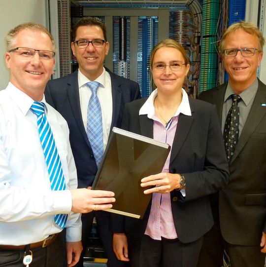 Karl-Heinz Gerdes, Hima-Produktmanager, Udo Brestrich, Leiter Einkauf Hima, Sophie Bothe, Leiterin Vertrieb D Prozessautomation von Pepperl+Fuchs, Hartmut Leistner, Hima-Vertriebsleiter Deutschland, Österreich, Schweiz (v.l.), freuen sich über das Rahmenabkommen der beiden Unternehmen. Karl-Heinz Gerdes, Hima-Produktmanager, Udo Brestrich, Leiter Einkauf Hima, Sophie Bothe, Leiterin Vertrieb D Prozessautomation von Pepperl+Fuchs, Hartmut Leistner, Hima-Vertriebsleiter Deutschland, Österreich, Schweiz (v.l.), freuen sich über das Rahmenabkommen der beiden Unternehmen.