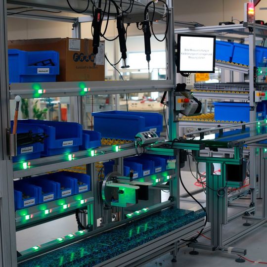Die Montage- und Testlinien von Minitec sind für die One-Piece-Flow-Fertigung mit mehreren Produktvarianten konzipiert und unterstützen so flexible Fertigungskonzepte. Die Montage- und Testlinien von Minitec sind für die One-Piece-Flow-Fertigung mit mehreren Produktvarianten konzipiert und unterstützen so flexible Fertigungskonzepte.