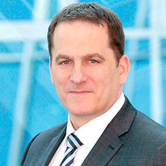 Carsten Röttchen studierte Elektrotechnik an der FH Bochum und berufsbegleitend Wirtschaftsingenieurwesen an der FH Dortmund. Carsten Röttchen studierte Elektrotechnik an der FH Bochum und berufsbegleitend Wirtschaftsingenieurwesen an der FH Dortmund.