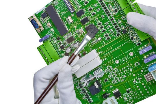Bild 1: Elektrostatische Ladung entsteht bei der Bearbeitung von Oberflächen Bild 1: Elektrostatische Ladung entsteht bei der Bearbeitung von Oberflächen