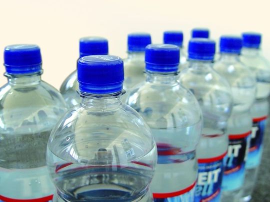 Abb. 1 Auch in Flaschen abgefülltes Trinkwasser kann mit flüchtigen organischen Verbindungen belastet sein. Abb. 1 Auch in Flaschen abgefülltes Trinkwasser kann mit flüchtigen organischen Verbindungen belastet sein.