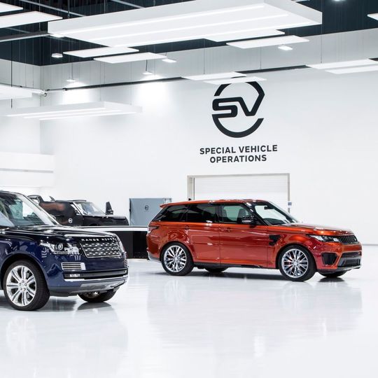 Jaguar Land Rover hat mit SVO seit zwei Jahren einen eigenen Haus-Tuner. Jaguar Land Rover hat mit SVO seit zwei Jahren einen eigenen Haus-Tuner.