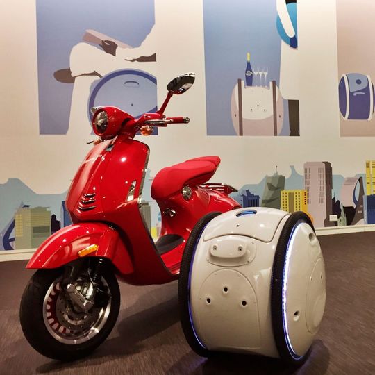 Der Gita neben einer Vespa 946: Die Piaggio-Tochter Piaggio Fast Forward beschäftigt sich mit Mobilitätskonzepten fernab des Kerngeschäfts. Der Gita neben einer Vespa 946: Die Piaggio-Tochter Piaggio Fast Forward beschäftigt sich mit Mobilitätskonzepten fernab des Kerngeschäfts.