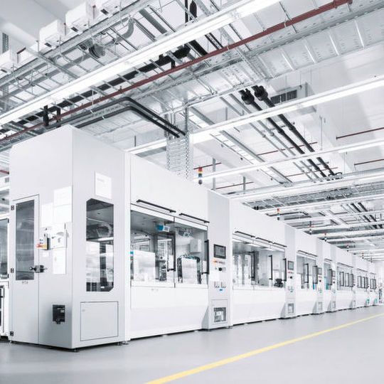 Blick in die Technologiefabrik von Festo in Scharnhausen: Modulare Anlagen montieren die Ventile der VUVG-Reihe automatisiert in verschiedensten Varianten mit hoher Taktzahl. Blick in die Technologiefabrik von Festo in Scharnhausen: Modulare Anlagen montieren die Ventile der VUVG-Reihe automatisiert in verschiedensten Varianten mit hoher Taktzahl.