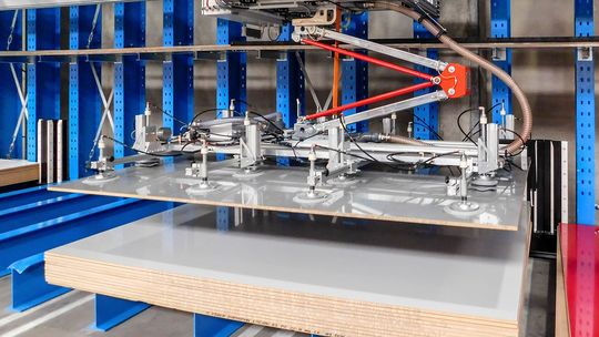 Vakuumkommissionierer von Eurotech sind willkommene Helfer, hier beim Anheben einer Platte. Vakuumkommissionierer von Eurotech sind willkommene Helfer, hier beim Anheben einer Platte.