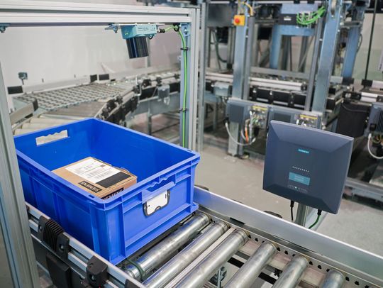 Auto-ID mit RFID-Systemen ist eine Schlüsseltechnologie zur Steuerung von Logistik und Produktion. Auto-ID mit RFID-Systemen ist eine Schlüsseltechnologie zur Steuerung von Logistik und Produktion.