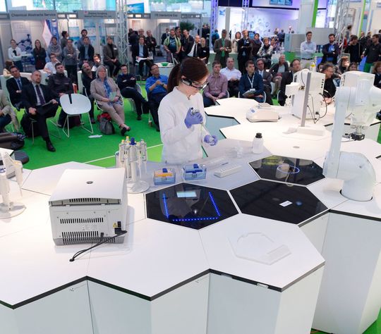 Im Zeitalter von Digitalisierung und Industrie 4.0 macht sich auch das Labor auf den Weg in die Zukunft, im Bild Smartlab-Sonderausstellung auf der Labvolution 2015. Im Zeitalter von Digitalisierung und Industrie 4.0 macht sich auch das Labor auf den Weg in die Zukunft, im Bild Smartlab-Sonderausstellung auf der Labvolution 2015.