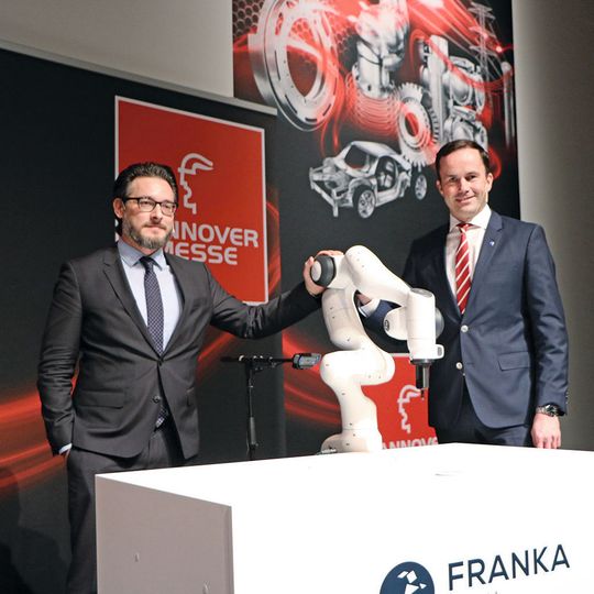 Prof Sami Haddadin, Direktor des Instituts für Regelungstechnik Uni Hannover und Dr. Köckler (r), Deutsche Messe AG, präsentieren mit dem Roboter Franka die "Demokratisierung der digitalisierten Automation". Prof Sami Haddadin, Direktor des Instituts für Regelungstechnik Uni Hannover und Dr. Köckler (r), Deutsche Messe AG, präsentieren mit dem Roboter Franka die "Demokratisierung der digitalisierten Automation".
