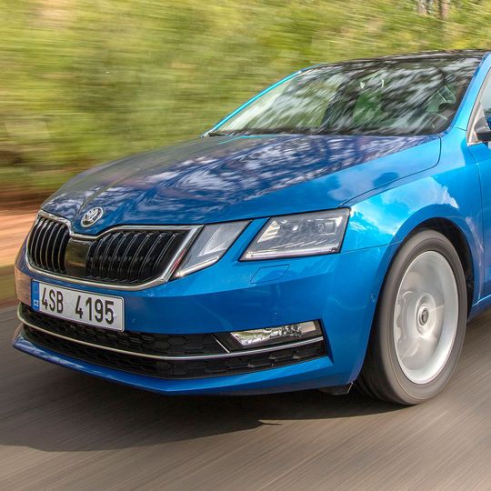 Die Scheinwerfer des überarbeiteten Skoda Octavia sind scharf geschnitten. Vor allem aber stehen sie einzeln, so dass das Facelift aus vier Augen strahlt.