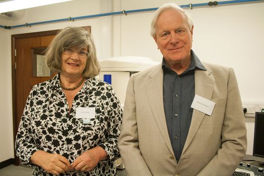 Die Wurzeln der Rasterelektronenmikroskopie: Garry Stewart (rechts) arbeitete an der Konzeption des ersten Rasterelektronenmikroskops zur kommerziellen Nutzung und Celia Moss (links) war eine der ersten Demonstratorinnen. Die Wurzeln der Rasterelektronenmikroskopie: Garry Stewart (rechts) arbeitete an der Konzeption des ersten Rasterelektronenmikroskops zur kommerziellen Nutzung und Celia Moss (links) war eine der ersten Demonstratorinnen.