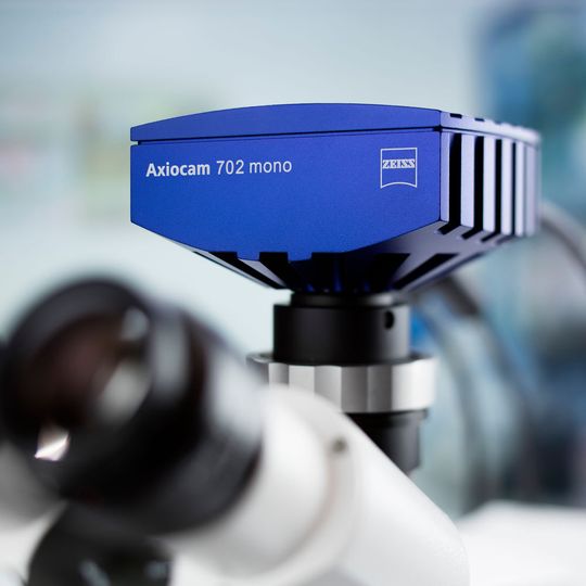 Mit Zeiss Axiocam 702 mono stellt Zeiss zum ersten Mal eine Mikroskopkamera mit einem Hochleistungs-CMOS-Sensor ("scientific CMOS") vor. Mit Zeiss Axiocam 702 mono stellt Zeiss zum ersten Mal eine Mikroskopkamera mit einem Hochleistungs-CMOS-Sensor ("scientific CMOS") vor.