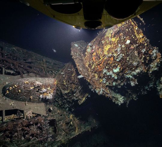 Unterwasseraufnahme des U 581 - Der Turm in leichter Schräglage. Das Wrack ist mit zahlreichen Kaltwasser-Korallen bewachsen. Unterwasseraufnahme des U 581 - Der Turm in leichter Schräglage. Das Wrack ist mit zahlreichen Kaltwasser-Korallen bewachsen.