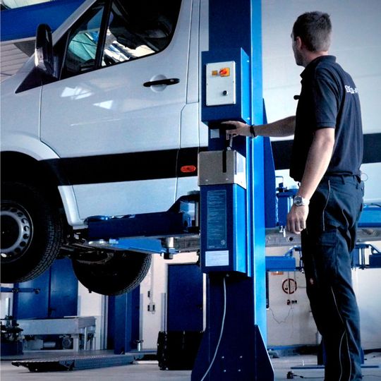 Beim Anheben von Transportern muss der Mechaniker die Tragteller oder -prismen wegen der hohen punktuellen Belastung besonders sorgfältig positionieren. Beim Anheben von Transportern muss der Mechaniker die Tragteller oder -prismen wegen der hohen punktuellen Belastung besonders sorgfältig positionieren.
