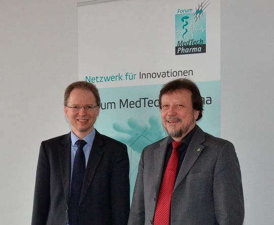 Werden auch zukünftig miteinander arbeiten: Dr. Matthias Schier, der neue Geschäftsführer des Forum Medtech Pharma e.V. (links), und Dr. Thomas Feigl, ehemaliger Geschäftsführer und zukünftig weiterhin Vorstand im Forum Medtech Pharma e.V. Werden auch zukünftig miteinander arbeiten: Dr. Matthias Schier, der neue Geschäftsführer des Forum Medtech Pharma e.V. (links), und Dr. Thomas Feigl, ehemaliger Geschäftsführer und zukünftig weiterhin Vorstand im Forum Medtech Pharma e.V.