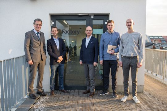 Sind ab sofort Partner (v.l.): Schaeffler und die Factory Berlin, hier vertreten durch Gerhard Baum, Chief Digital Officer Schaeffler, Florian Flick, Venture Manager Zentrale Innovation Schaeffler, Prof. Tim Hosenfeldt, Leiter Zentrale Innovation Schaeffler, Niclas Rohrwacher, Chief Relationship Officer & Founder Factory Berlin und Sebastian Müller, Senior Innovation Strategist Factory Berlin. Sind ab sofort Partner (v.l.): Schaeffler und die Factory Berlin, hier vertreten durch Gerhard Baum, Chief Digital Officer Schaeffler, Florian Flick, Venture Manager Zentrale Innovation Schaeffler, Prof. Tim Hosenfeldt, Leiter Zentrale Innovation Schaeffler, Niclas Rohrwacher, Chief Relationship Officer & Founder Factory Berlin und Sebastian Müller, Senior Innovation Strategist Factory Berlin.