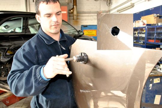 Während „normale“ Parksensor-Löcher von außen nach innen getrieben werden, muss man im Fall Ford oft umgekehrt vorgehen. „Dank des präzisen Stanzwerkzeugs von Kamatec ist das kein Problem“, weiß Karosseriebaumeister Daniel Hammer aus Erfahrung.